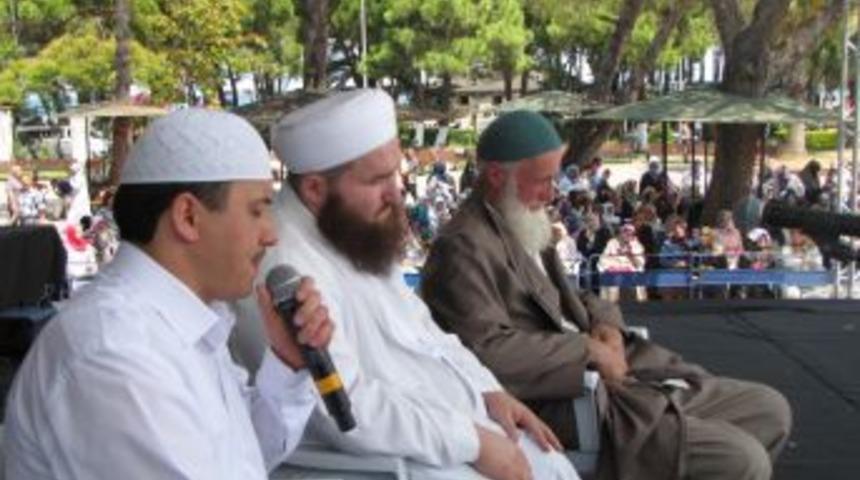 &Uuml;nyeli Vatandaşlar Mısır&rsquo;daki M&uuml;sl&uuml;manlar I&ccedil;in Dua Etti