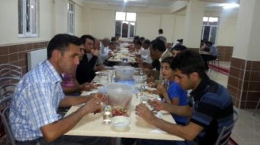 Talebe Yurdu İftar Verdi