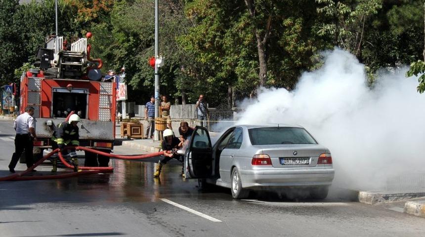 L&uuml;ks Otomobil Cayır Cayır Yandı
