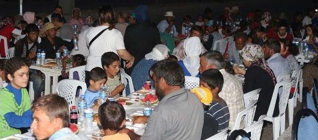 Savaş Mağdurlarına İftar Verdiler 1