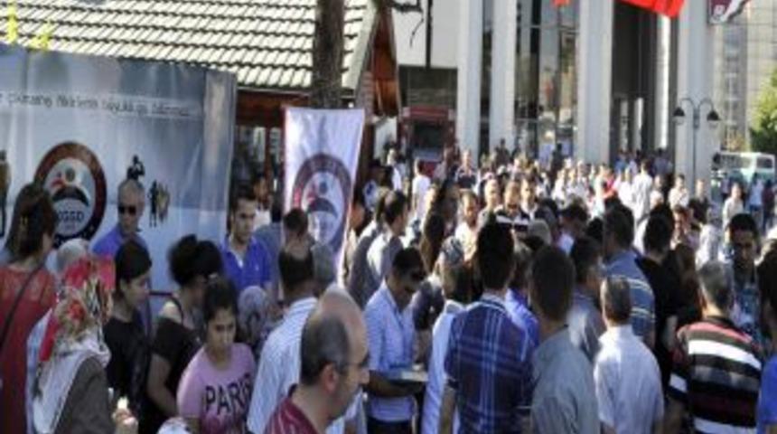 İş Adamları Kadir Gecesi &Ouml;ncesi Kur&rsquo;an-ı Kerim Dağıttı