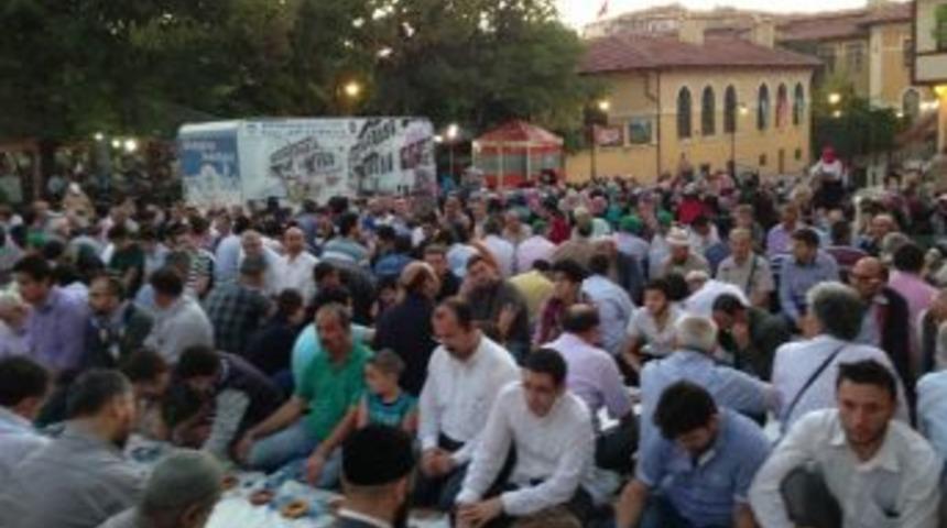 Sadece Su, Simit Ve Hurma Men&uuml;l&uuml; İftar