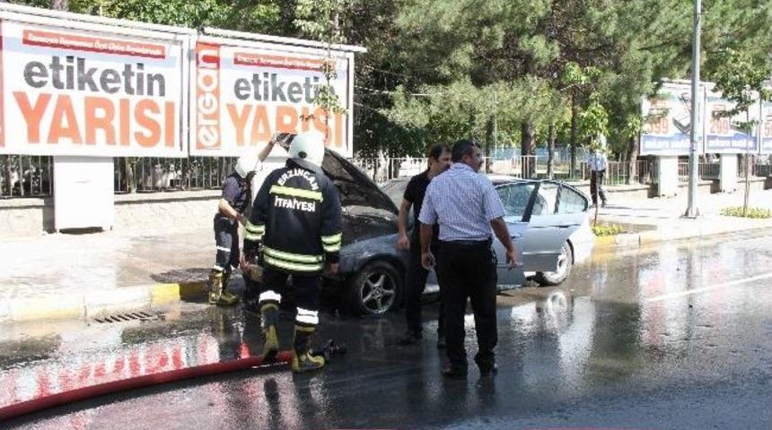 L&uuml;ks Otomobil Alev Alev Yandı