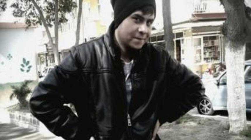 Fabrikada 4 Metre Y&uuml;kseklikten D&uuml;şen Gen&ccedil; &Ouml;ld&uuml;