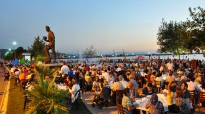 Belediye Iftarına Binlerce Vatandaş Katıldı