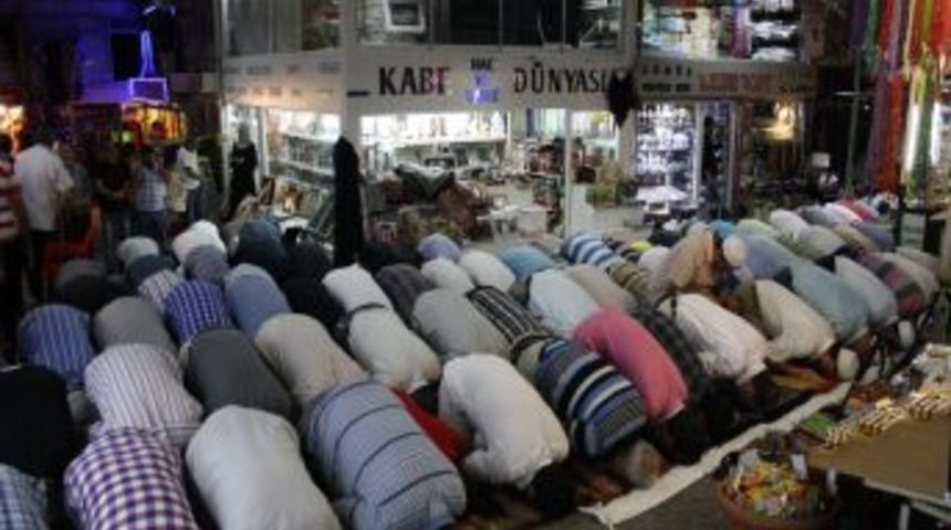 Bursa Ulu Camii Doldu Taştı, Insanlar Sokaklarda Ve &Ccedil;arşıda Saf Tuttu