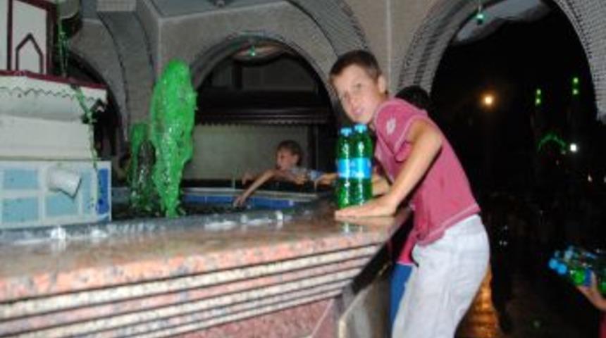 Kadir Gecesi'nde şadırvandan 3 ton Osmanlı şerbeti aktı