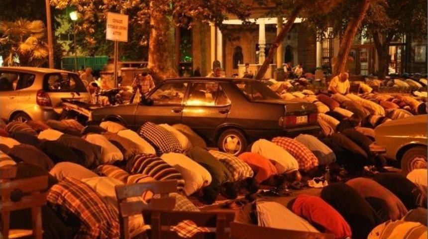 Balıkesir'de Kadir Gecesi Camiler Doldu Taştı