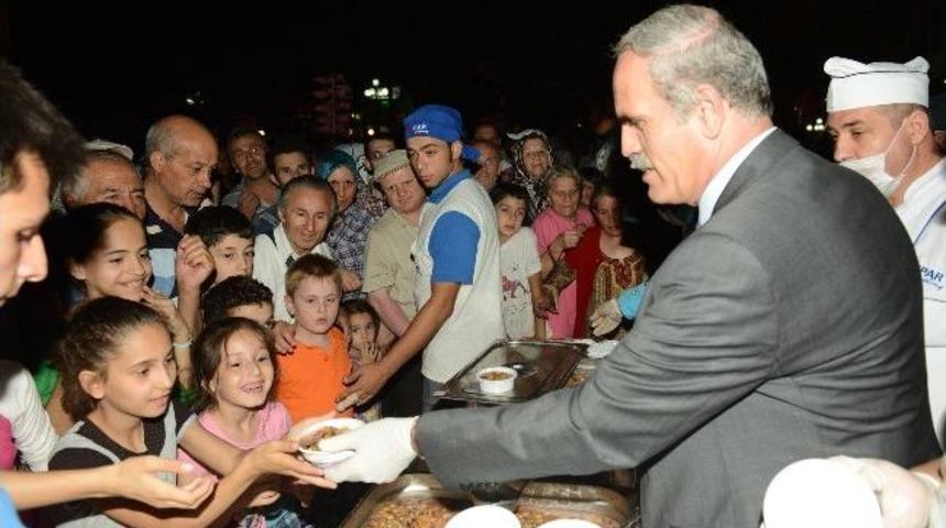 Kadir Gecesinde 10 Bin Kişilik Aşure Dağıttılar