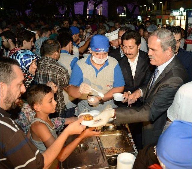 Kadir Gecesinde 10 Bin Kişilik Aşure Dağıttılar