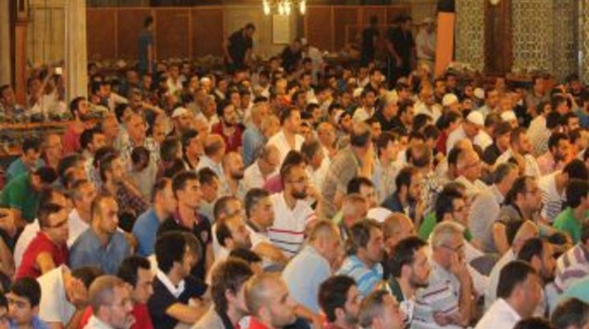 Emin&ouml;n&uuml; Yeni Cami'de Kadir Gecesi Coşkusu