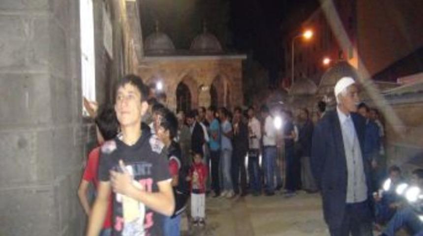 Ağrılılar Sakal-ı Şerif'i Ziyarete Akın Etti