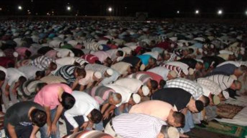 Stadı Bu Sefer Teravih I&ccedil;in Gelen Cemaat Doldurdu