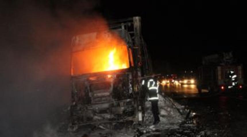 Kimyasal Madde Y&uuml;kl&uuml; TIR Alev Alev Yandı