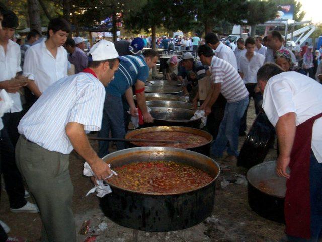 Yunus Emre Türbesinde 15 Bin Kişi Iftar Etti