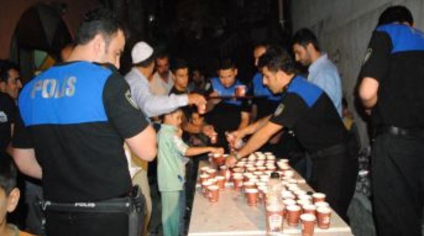 Hakkari Emniyeti M&uuml;d&uuml;rl&uuml;ğ&uuml; Kadir Gecesi'nde Bin Kişiye Şerbet Dağıttı