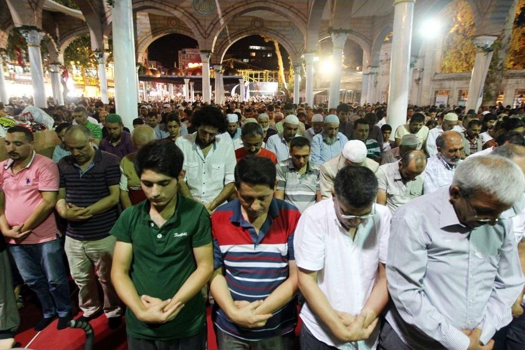 Tarihi Camilerde Kadir Gecesi &Ccedil;oşkusu Sabaha Kadar S&uuml;rd&uuml;