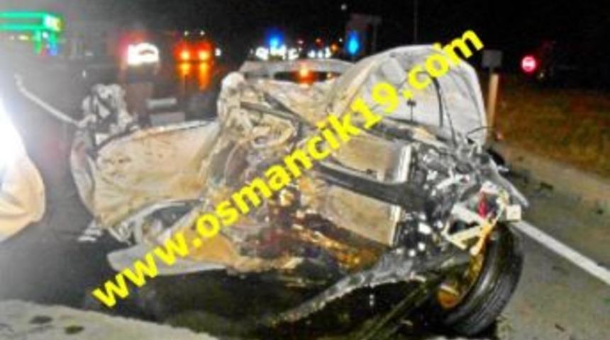 Trafik kazası 2 &ouml;l&uuml; 1 ağır yaralı