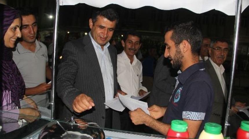 Bdp&rsquo;liler Suriye&rsquo;deki K&uuml;rtler İ&ccedil;in Bildiri Dağıttı