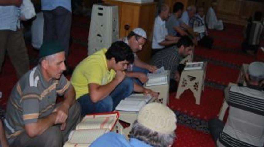 Camideki Kadir Gecesi Programı Sabah Kerahet Vakti Bitene Kadar S&uuml;rd&uuml;