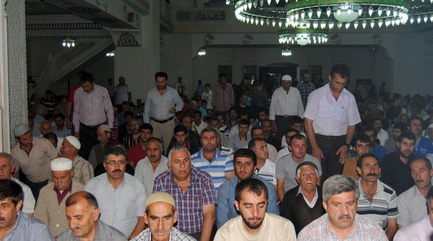 Y&uuml;ksekovalılar Kadir Gecesi'nde Huzur Ve Bereket I&ccedil;in El Kaldırdı