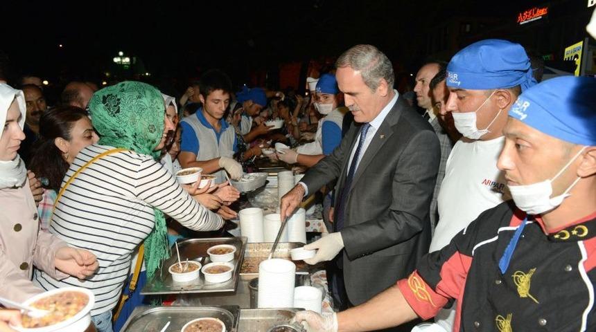 B&uuml;y&uuml;kşehir, Kadir Gecesi'nde 10 Bin Kişiye Aşure Dağıttı