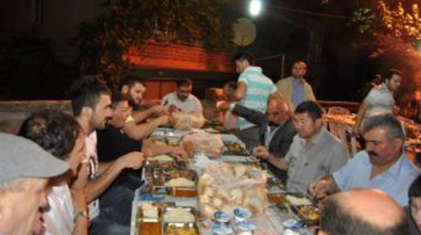 Kadir Gecesinde Mollabey camisinde sahur yemeği verildi