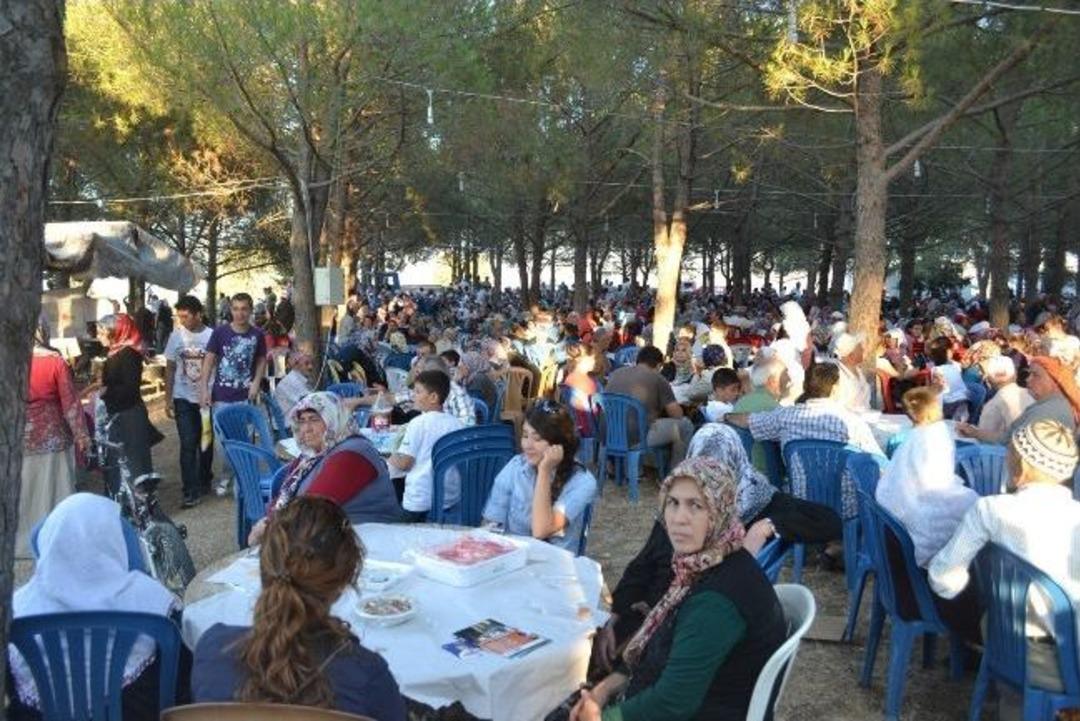 Yunus Emre'nin K&ouml;y&uuml;nde 15 Bin Kişi İftarda Buluştu