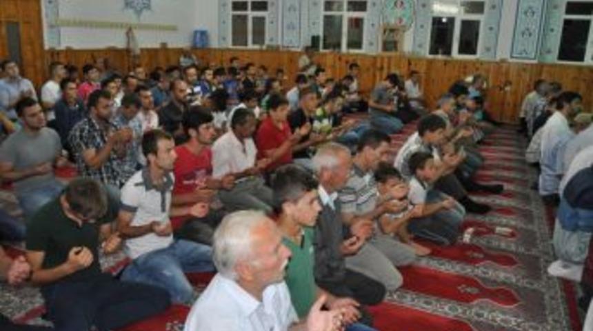 Kadir Gecesinde Camide sabahladılar