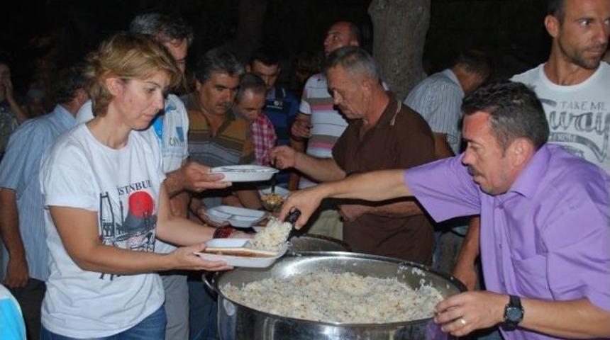 K&uuml;&ccedil;&uuml;kk&ouml;y&rsquo;de Me&ccedil;hul Hayırseverden İftar Yemeği