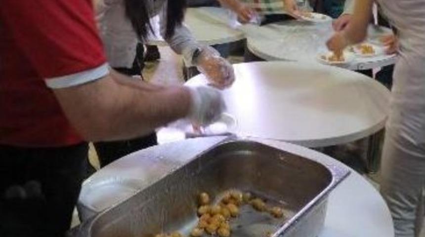 Vatandaşlara Lokma Dağıtıldı