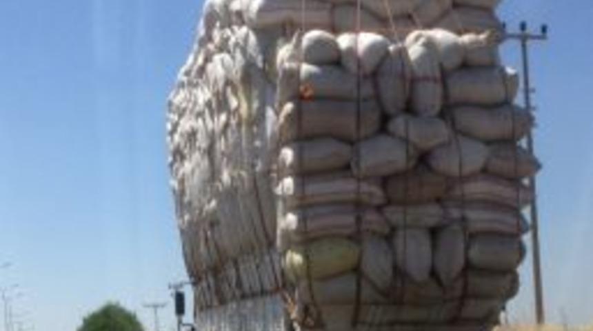 Saman Y&uuml;kl&uuml; Kamyonlar Trafiği Tehlikeye Sokuyor