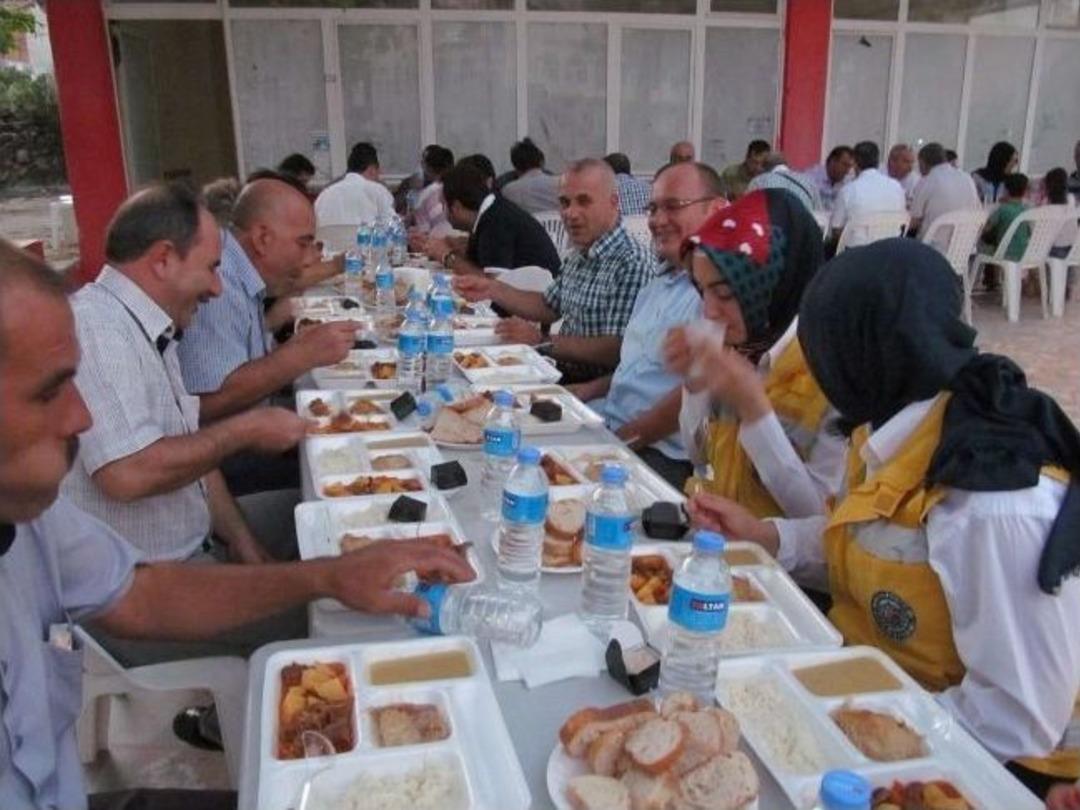 Kadık&ouml;y&rsquo;de Başkan &Ouml;zel, İftarda Halkla Buluştu
