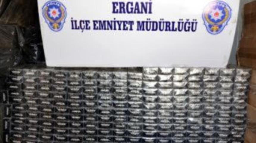Ergani'de D&ouml;rt Bin Paket Ka&ccedil;ak Sigara Ele Ge&ccedil;irildi