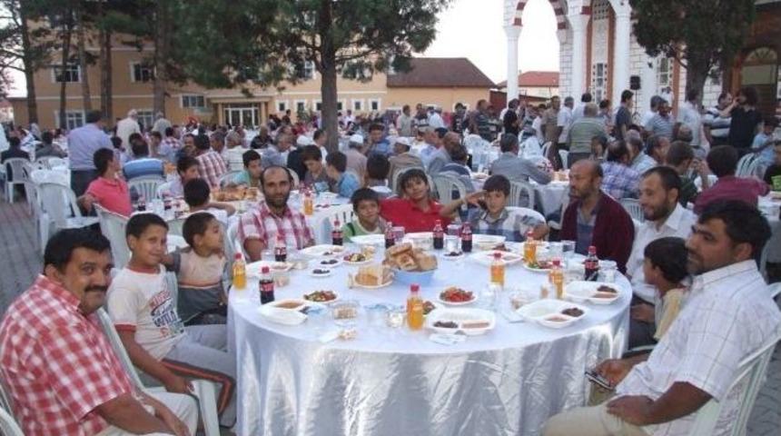 Dernekkırı&rsquo;nda Geleneksel Kadir Gecesi İftarı D&uuml;zenlendi