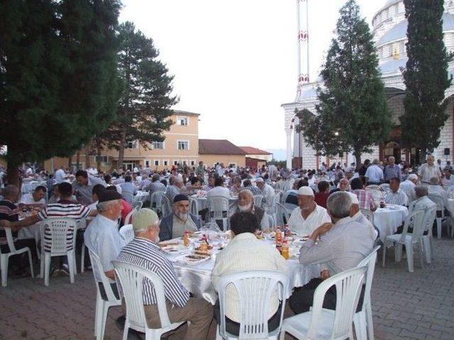 Dernekkırı&rsquo;nda Geleneksel Kadir Gecesi İftarı D&uuml;zenlendi 1