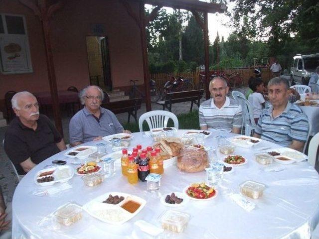 Dernekkırı&rsquo;nda Geleneksel Kadir Gecesi İftarı D&uuml;zenlendi 2