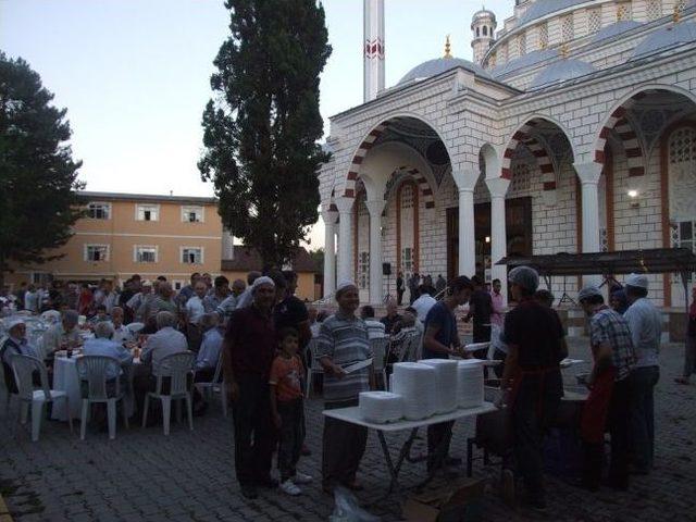 Dernekkırı&rsquo;nda Geleneksel Kadir Gecesi İftarı D&uuml;zenlendi 3