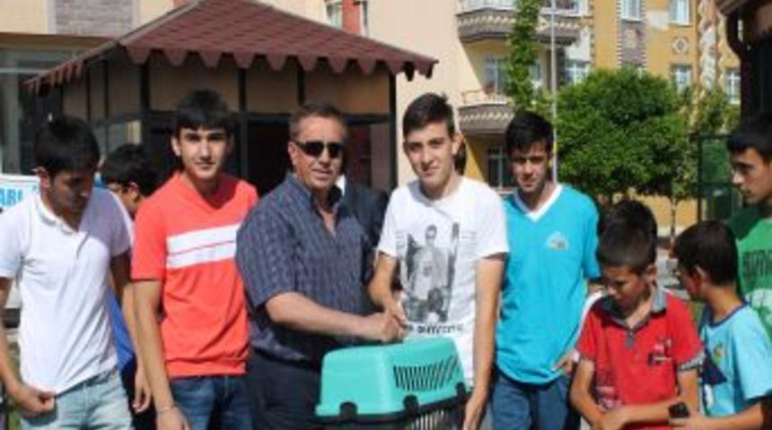 Başkan &Ccedil;etin, Gen&ccedil;lere Tavşan Dağıttı