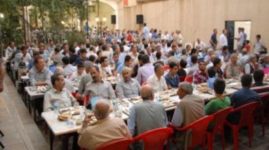 Karahan Ailesinden Bin Kişiye İftar Yemeği