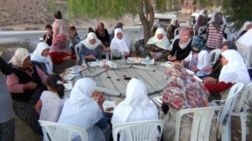 K&ouml;y Cami Avlusunda 9 Yıldır Imece Usul&uuml;yle Iftar A&ccedil;ıyorlar