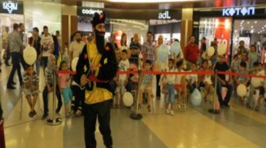 Hacivat Ve Karag&ouml;z &Ccedil;ocukları Eğlendiriyor