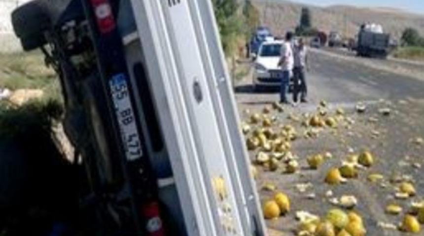 Lastiği Patlayan Kamyonet Devrildi