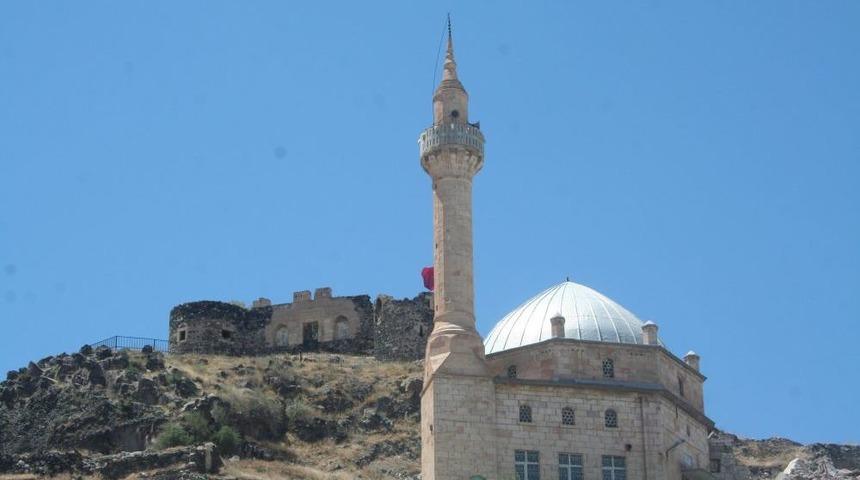Tarihi camiyi soyamadan yakalandı