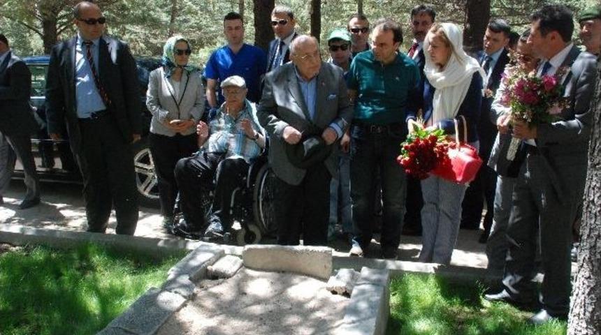 Demirel Eşinin Mezarına G&uuml;l D&ouml;kt&uuml;