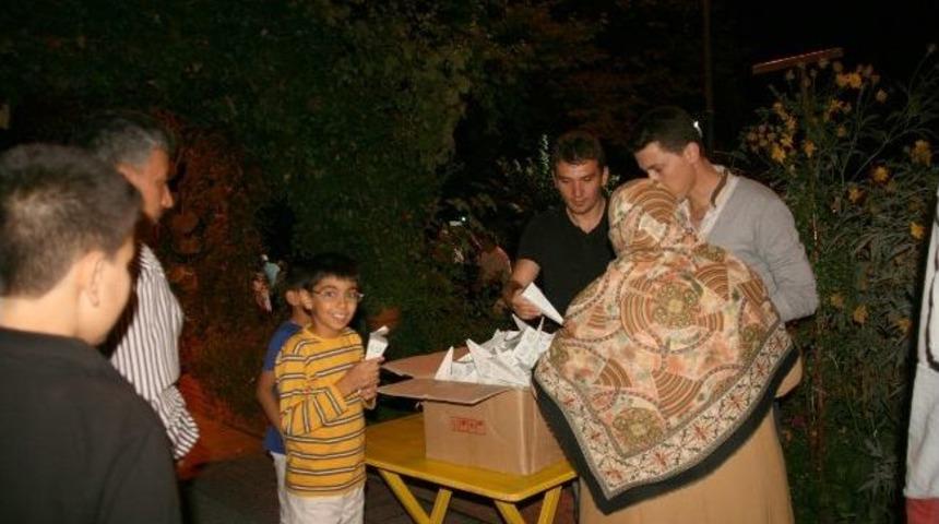 Boz&uuml;y&uuml;k&rsquo;&uuml; Kadir Gecesi'nde G&uuml;l Kokuları Sardı