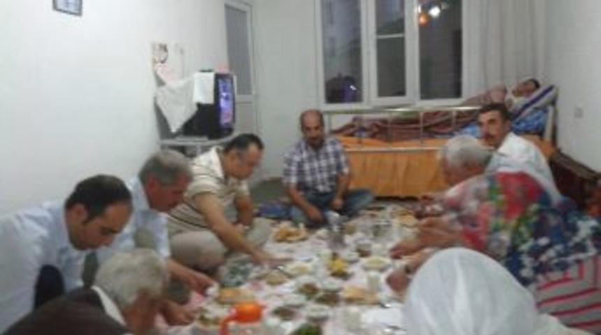 Engelli Ailenin Evinde İftar Yemeği