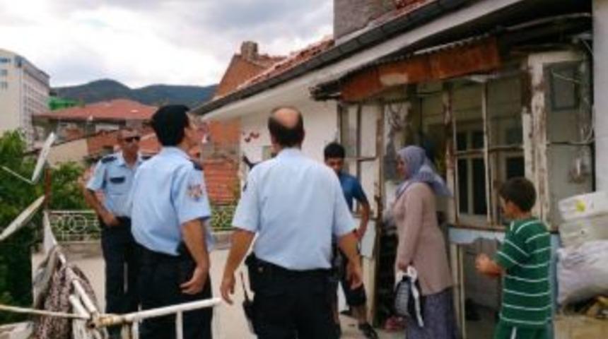 Balkondan D&uuml;şen &Uuml;&ccedil; Yaşındaki &Ccedil;ocuk Yaralandı