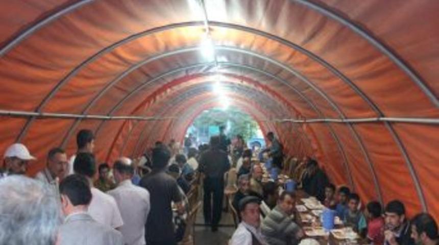 Kaymakam T&uuml;rk&ouml;z Ve AK Parti İl&ccedil;e Başkanı K&uuml;&ccedil;&uuml;kmorko&ccedil; Iftar Verdi