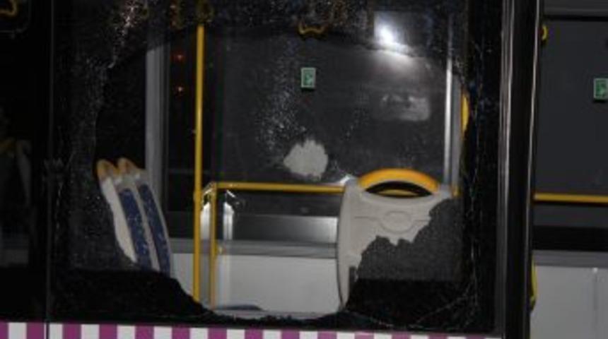 Caddeyi Kapatıp Otob&uuml;se Molotof Atan Gruba Polis M&uuml;dahale Etti